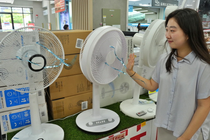 롯데마트·슈퍼가 25년 만에 다시 1만원대 선풍기를 선보인다. © 롯데쇼핑