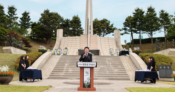 오성환 시장이 지난 6일 제70회 현충일을 맞아 나라사랑공원에서 순국선열과 호국영령의 고귀한 희생과 헌신을 기리기 위한 현충일 추념식을 거행하고 있다. ⓒ 당진시