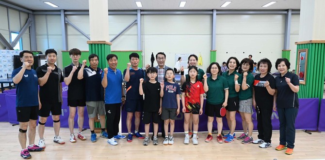 이용록 홍성군수가 제77회 충청남도민체육대회를 앞두고 구슬땀을 흘리고 있는 종목별 훈련장을 방문해 선수들을 격려 후 기념촬영을 하고 있다. ⓒ 홍성군
