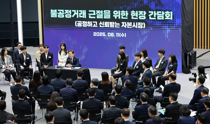 이 대통령은 11일 주식시장의 불공정거래 근절을 위한 현장 간담회를 가졌다. ⓒ 연합뉴스