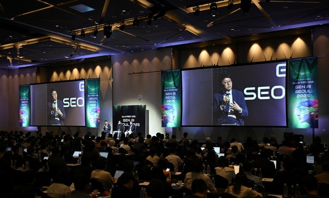 Gen AI SEOUL 2025 컨퍼런스에서 김성진 한국앤컴퍼니 전무가 강연을 진행하고 있다. ⓒ 한국앤컴퍼니그룹
