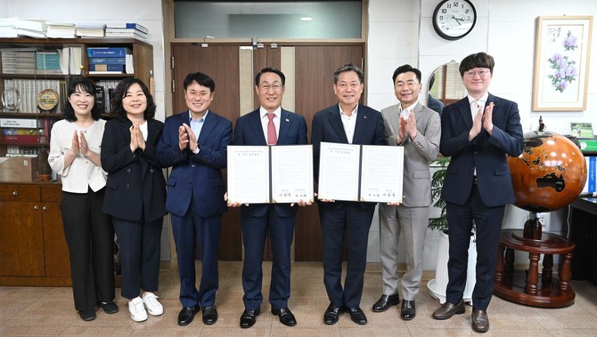 지난 10일 청년 로컬창업 및 디지털화 지원을 위한 업무협약을 체결 후 기념촬영을 하고 있다. ⓒ 홍성군