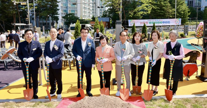 11일 명천동 코아루아파트 인근에 위치한 코아루어린이공원에서 전면 리모델링 사업 준공식을 개최 후 기념촬영을 하고 있다. ⓒ 보령시