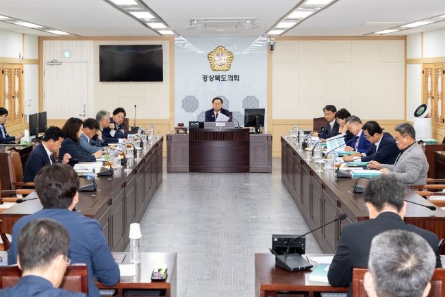 경북도의회는 11일 의장단, 상임위원장, 예산결산특별위원장이 참석한 가운데 연석회의를 개최했다. ⓒ 경북도의회