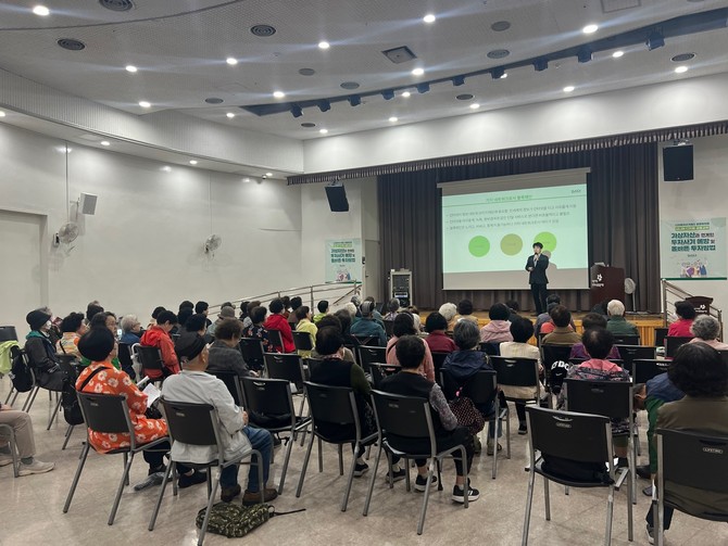 DAXA는 지난달 15일 마포노인종합복지관을 방문해 약 60여명의 어르신들을 대상으로 디지털자산 연계 투자사기 예방과 올바른 투자 방법에 대한 교육을 진행했다. ⓒ DAXA