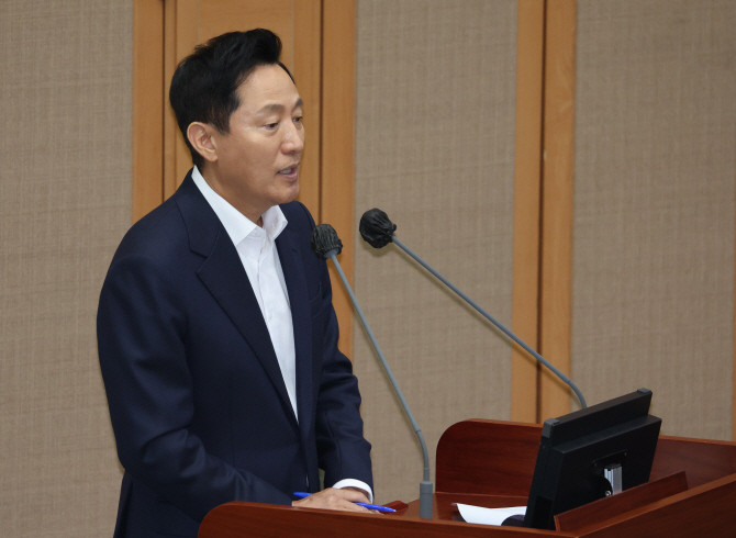 토지거래허가제 관련한 질문에 답하고 있는 오세훈 서울시장. © 연합뉴스