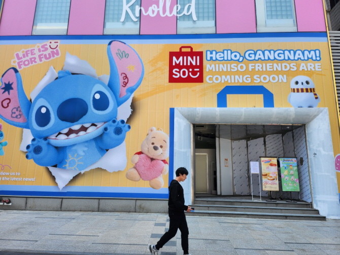 오픈을 앞두고 있는 미니소 강남점. = 추민선 기자