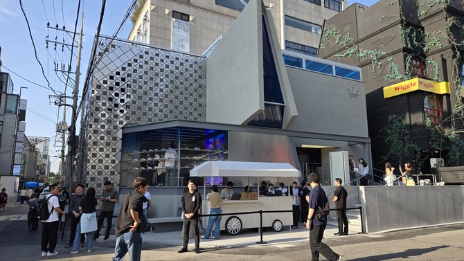 아디다스 오리지널스 도산 플래그십 스토어 매장 외관. =배예진 기자
