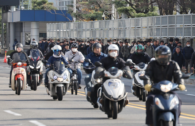 지난해 12월 현대차 울산공장 오전조 근무자들이 파업으로 2시간 일찍 퇴근하고 있다. ⓒ 연합뉴스