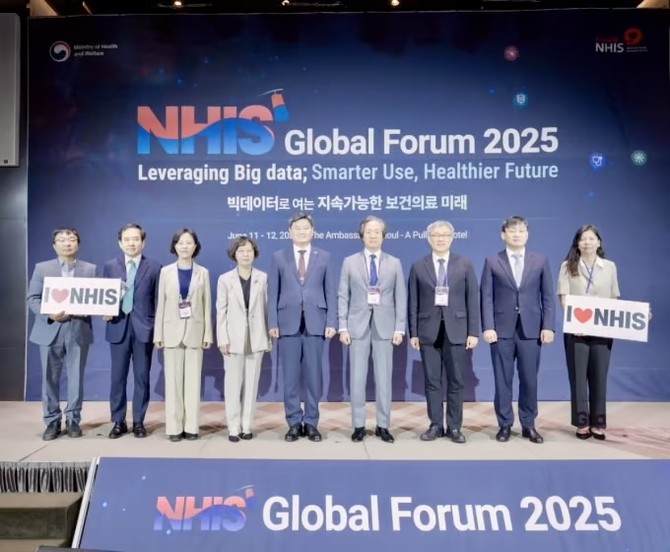 11일 국민건강보험공단이 개최한 '2025년 국민건강보험 글로벌 포럼'의 참석자들이 기념촬영을 하고 있다. ⓒ 국민건강보험공단