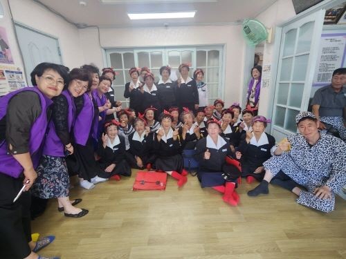 평생교육지도자협의회주최로 금천면 박곡리, 임당1리 경로당에서 마을 주민을 대상으로 '어르신 교복사진 촬영' 봉사를 진행했다. ⓒ 청도군