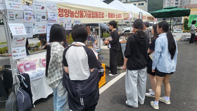 충남사회적경제혁신타운 개관식에 맞춰 진행된 달빛마켓 행사 모습. ⓒ 청양군
