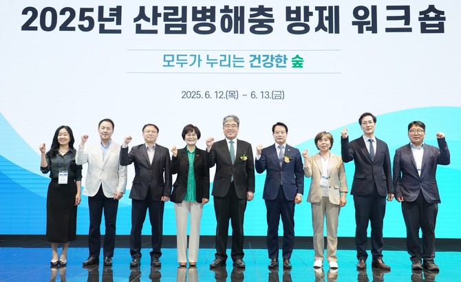 임상섭 산림청장(가운데)이 지난 12일 전라남도 여수시에서 열린 산림병해충 방제 담당자 워크숍에서 현을생 서귀포시 문화도시추진위원장(왼쪽 네번째), 최정기 여수시 부시장(오른쪽 네 번째)과 기념촬영을 하고 있다. ⓒ 산림청
