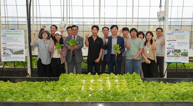 김기웅 군수가 지난 10일 스마트팜 기술을 접목한 아쿠아포닉스 농장 '늘푸른DAS'을 현장 방문 후 기념촬영을 하고 있다. ⓒ 서천군