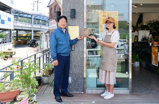 이병환 군수(왼쪽)가 카페53에서 관광기념품 지정판재점 현판식을 가졌다. ⓒ 성주군