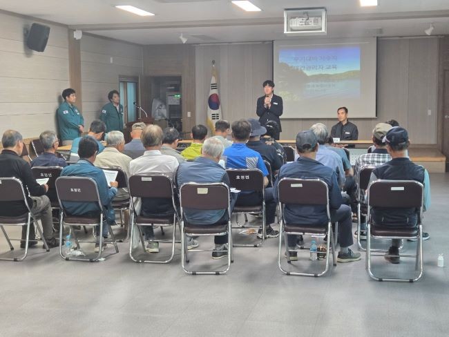 관내 읍·면 저수지 민간관리자를 대상으로 우기 대비에 따른 저수지 관리 교육을 실시하고 있다. ⓒ 군위군