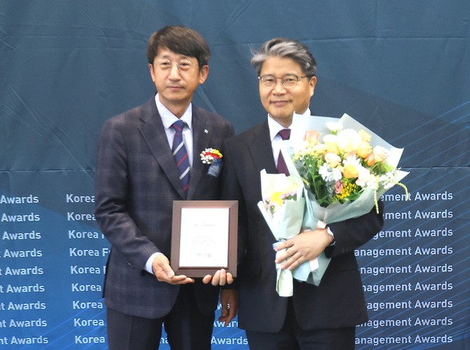 2025년 대한민국 미래경영대상을 수상하고 있는 장충모(우측) 전남개발공사 사장. ⓒ 전남개발공사
