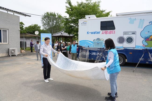 고령군과 한국수자원공사고령권지사 및 사회복지법인 수경재단은 지난 12일 운수면 대평1리 및 대평2리에서 '따水한 우리동네' 봉사활동을 실시했다. ⓒ 고령군