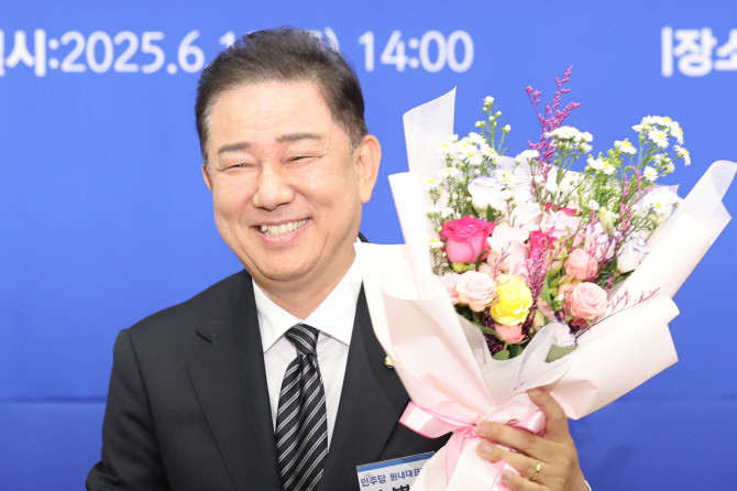 더불어민주당 원내대표로 당선된 김병기 의원이 13일 국회 의원총회 회의장에서 감사 인사를 하고 있다. ⓒ 연합뉴스