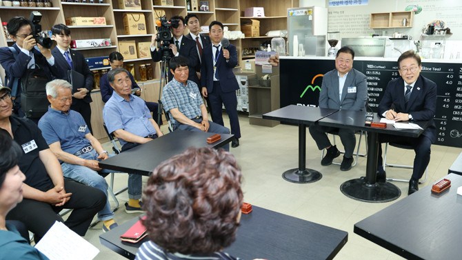 이 대통령은 13일 접경지역 주민들을 만나 애로사항을 청취했다. ⓒ 연합뉴스