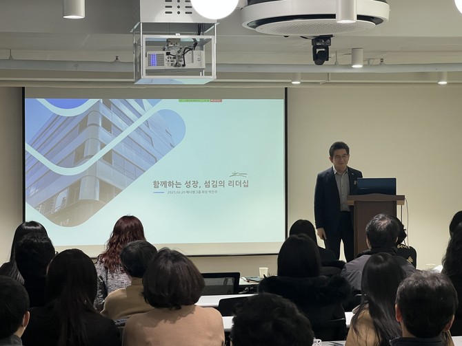 박인주 회장이 교육에 참여한 인원들을 격려하고 있다. ⓒ 제니엘그룹