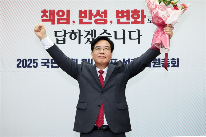 국민의힘 신임 원내대표로 당선된 송언석 의원이 16일 원내대표 선출 의원총회가 열린 국회 회의장에서 기념촬영을 하고 있다. ⓒ 연합뉴스