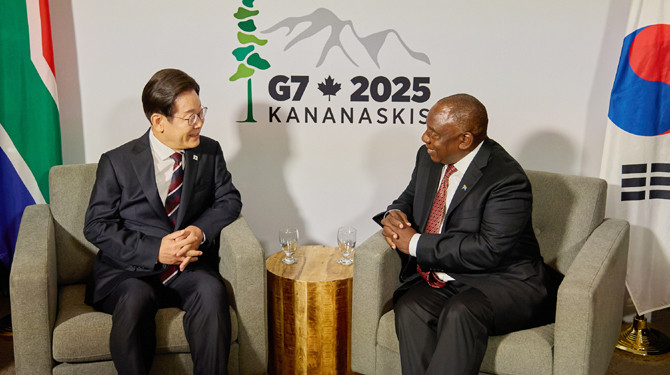 이 대통령은 G7 정상회의 계기 라마포사 남아공 대통령과의 정상회담을 시작으로 정상 외교 데뷔전을 시작했다. ⓒ 연합뉴스