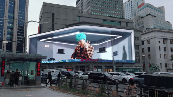 신세계스퀘어가 지드래곤과 협업한 시보 영상을 선보이며 명동을 찾은 관광객들과 글로벌 팬들에게 색다른 즐거움을 선물하고 있다. © 신세계