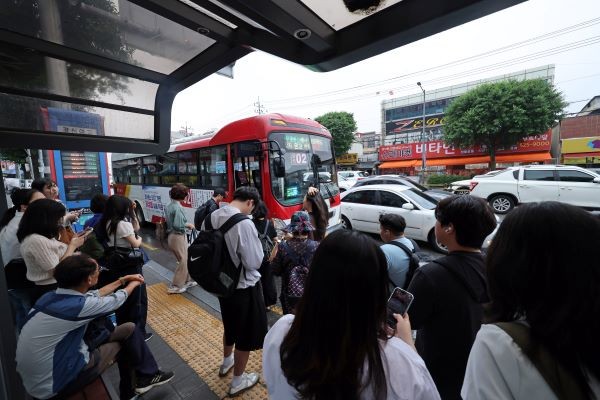 광주 시내버스 파업이 9일째 이어진 16일 광주 북구 운암동 경신여고 버스정류장에서 시민들이 버스를 기다리고 있다. ⓒ 연합뉴스