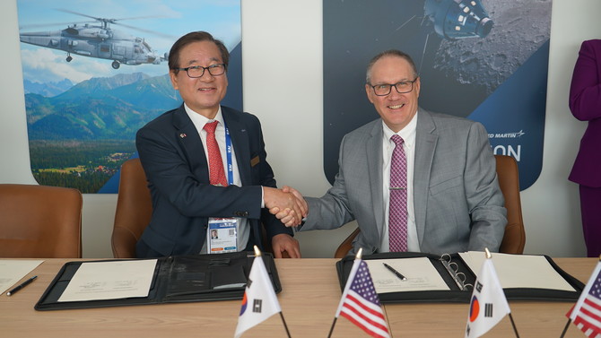 KAI 강구영 사장과 록히드마틴 프랭크 세인트 존 최고운영책임자가 전략적 협력분야 확장을 위한 협약을 체결하고 있다. ⓒ 한국항공우주산업