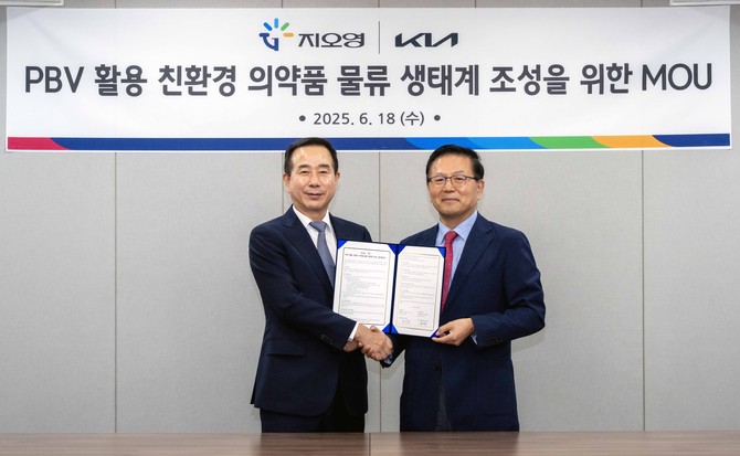 왼쪽부터 정원정 기아 국내사업본부장(부사장), 유광렬 지오영 사장. ⓒ 기아
