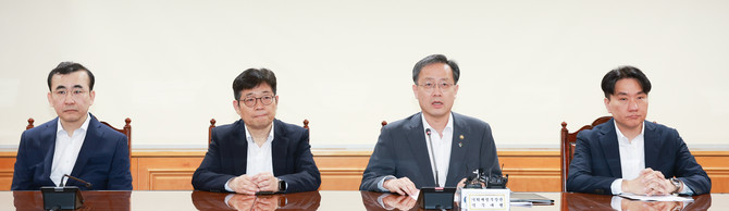 이형일 기획재정부 장관 직무대행 1차관(오른쪽에서 두 번째)이 19일 오전 서울 중구 은행회관에서 열린 F4회의에 발언하고 있다. 왼쪽부터 이세훈 금융감독원 수석부원장, 유상대 한국은행 부총재, 이형주 금융위원회 상임위원. ⓒ 기획재정부