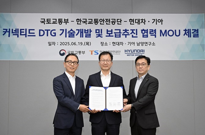 왼쪽부터 박상현 현대차·기아 상용LCM담당 부사장, 정채교 국토부 종합교통정책관, 한정헌 한국교통안전공단 모빌리티정책실장. ⓒ 현대자동차