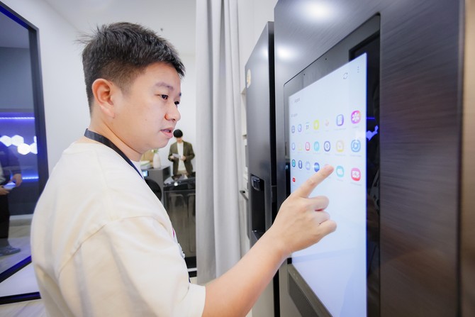 삼성전자 '비스포크 AI 패밀리허브' 냉장고를 사용해보는 모습. ⓒ 삼성전자