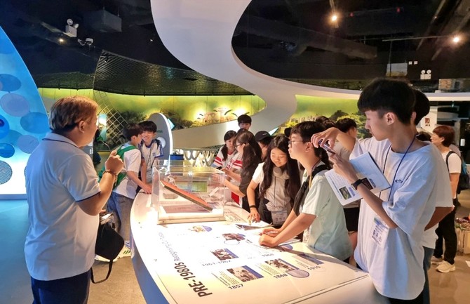 하림과 전북특별자치도교육청과학교육원이 함께 진행한 '2025 글로벌 학생과학캠프'에 학생들이 참여하고 있다. ⓒ 하림