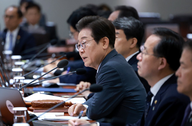 이 대통령은 24일 용산 대통령실에서 주재한 제27회 국무회의에서 6.25 전사자들에 대한 합당한 보상을 해야 한다고 했다. ⓒ 연합뉴스