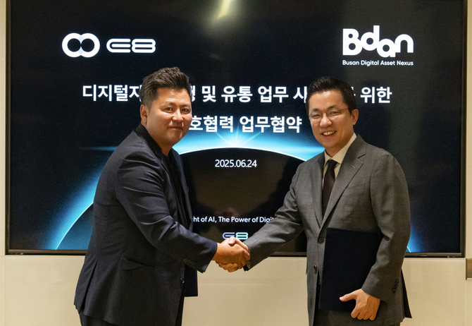 김진현 이에이트 대표와 김상민 비단 대표가 MOU 체결 후 기념사진을 촬영하고 있다. ⓒ E8