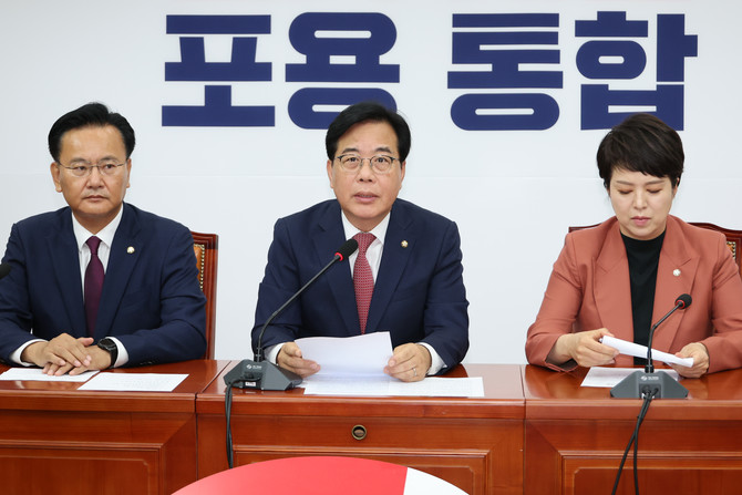김민석 국무총리 후보자에 대한 국회 인사청문회가 시작된 가운데 국민의힘이 김 후보자의 사퇴와 이재명 대통령의 지명 철회를 재차 요구했다. ⓒ 연합뉴스
