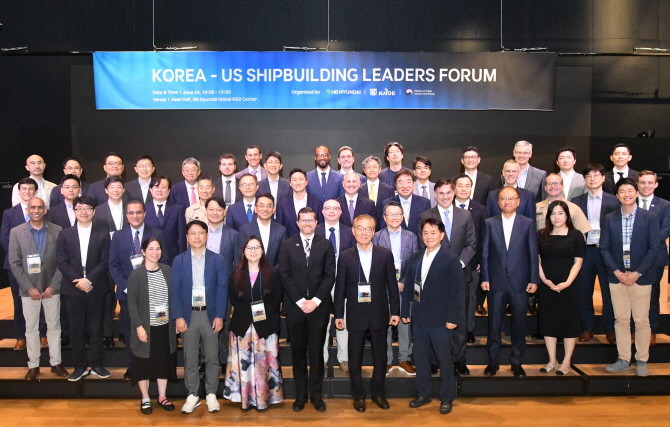 24일 경기도 성남시 판교 HD현대 글로벌R&D센터에서 열린 '한·미 조선협력 전문가 포럼(Korea-US Shipbuilding Leaders Forum)'에서 양국 정부 관계자 및 조선·해양 분야 전문가들이 단체 기념촬영을 하고 있다. ⓒ HD현대