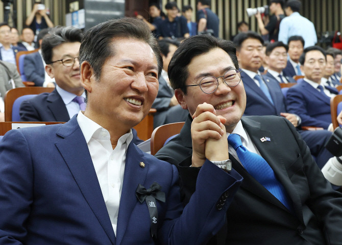 더불어민주당 당 대표 후보인 정청래(왼쪽)·박찬대 의원이 24일 서울 여의도 국회에서 열린 의원총회에 참석해 손잡고 있다 ⓒ 연합뉴스