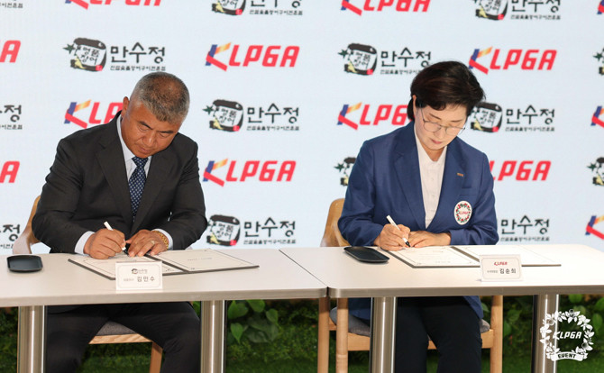 만수정은 KLPGA 정규투어에서 활동하고 있는 선수 중에는 안선주(38)를 메인 스폰서로서 후원하고 있으며, 서브 스폰서로 △장하나(33·쓰리에이치) △한진선(28·메디힐) △현세린(24·대방건설)을 후원하고 있다. ⓒ KLPGA