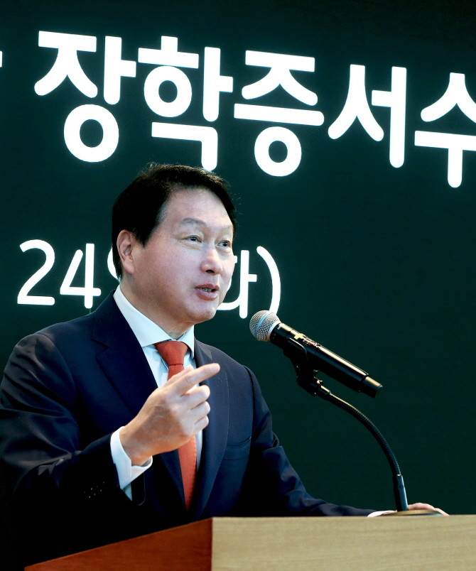 한국고등교육재단 이사장을 맡고 있는 최태원 SK그룹 회장이 지난 24일 서울 종로구 SK서린빌딩에서 열린 해외유학 장학증서 수여식에서 격려인사를 하고 있다. ⓒ SK그룹