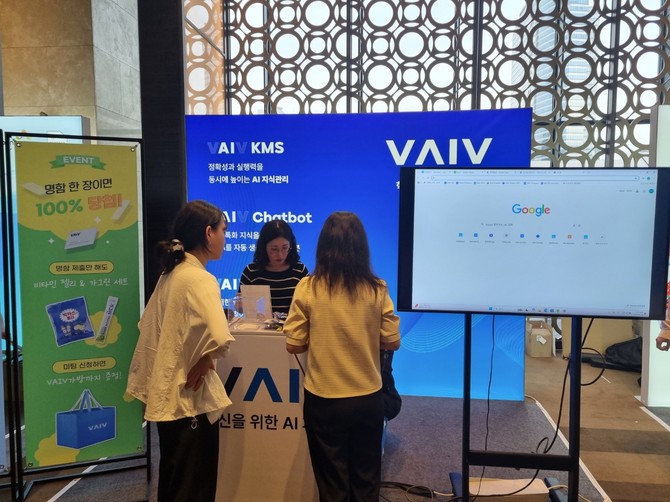 바이브컴퍼니는 AI 기반 지식관리 시스템 '바이브 KMS' 등 고객 응대 혁신 솔루션을 선보였다. =김상준 기자