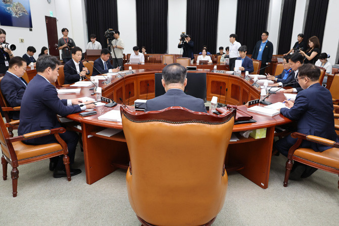 지난 23일 이종석 국정원장 후보자 인사청문경과보고서를 채택하기 위해 서울 여의도 국회에서 정보위원회 전체회의가 열렸다. ⓒ 연합뉴스