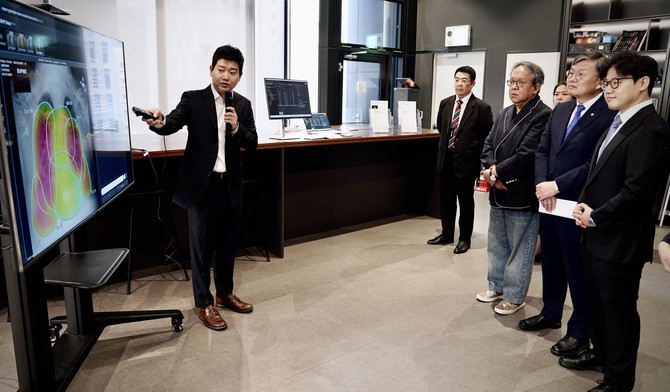 루닛 관계자가 27일 서울 강남구 루닛 본사에서 열린 '국회 AI 혁신기업 간담회'에서 김윤(오른쪽 두번째) 국회 보건복지위원회 의원과 서범석(오른쪽) 루닛 대표, 카카오헬스케어 황희 대표(오른쪽 세번째) 등 참석자들에게 '의료 특화 AI 파운데이션 모델'을 시연하고 있다. ⓒ 루닛