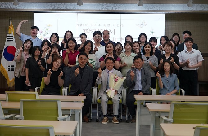 전남도교육청 나주도서관 박진수 관장과 직원들. ⓒ프라임경제