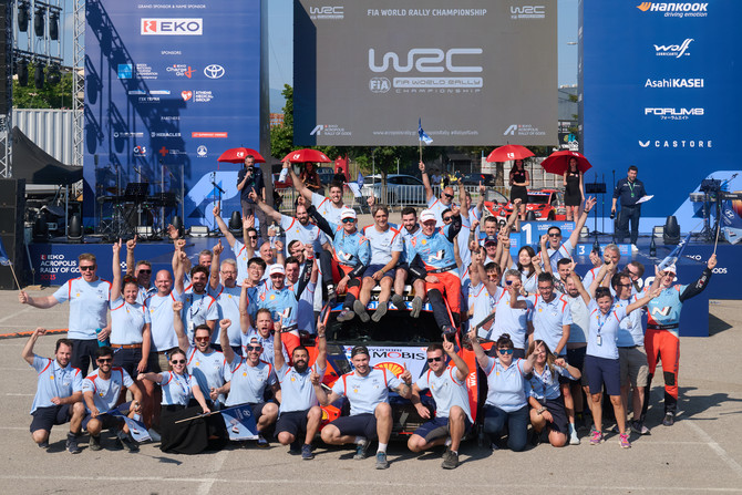 2025 WRC 그리스 랠리 우승을 기념하는 현대 월드랠리 팀. ⓒ 현대자동차