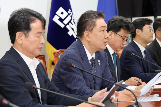 김병기 더불어민주당 대표 직무대행 겸 원내대표가 1일 서울 여의도 국회에서 열린 원내대책회의에서 발언하고 있다. ⓒ 연합뉴스