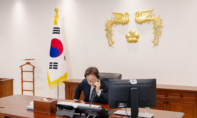 이 대통령은 취임 후 모하메드 UAE 대통령과 첫 정상 간 통화를 했다. ⓒ 연합뉴스