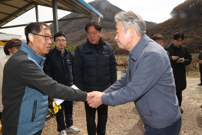 강호동 농협중앙회장(오른쪽)이 산불 피해 지역에 방문해 농업인과 악수하고 있다. ⓒ 농협중앙회